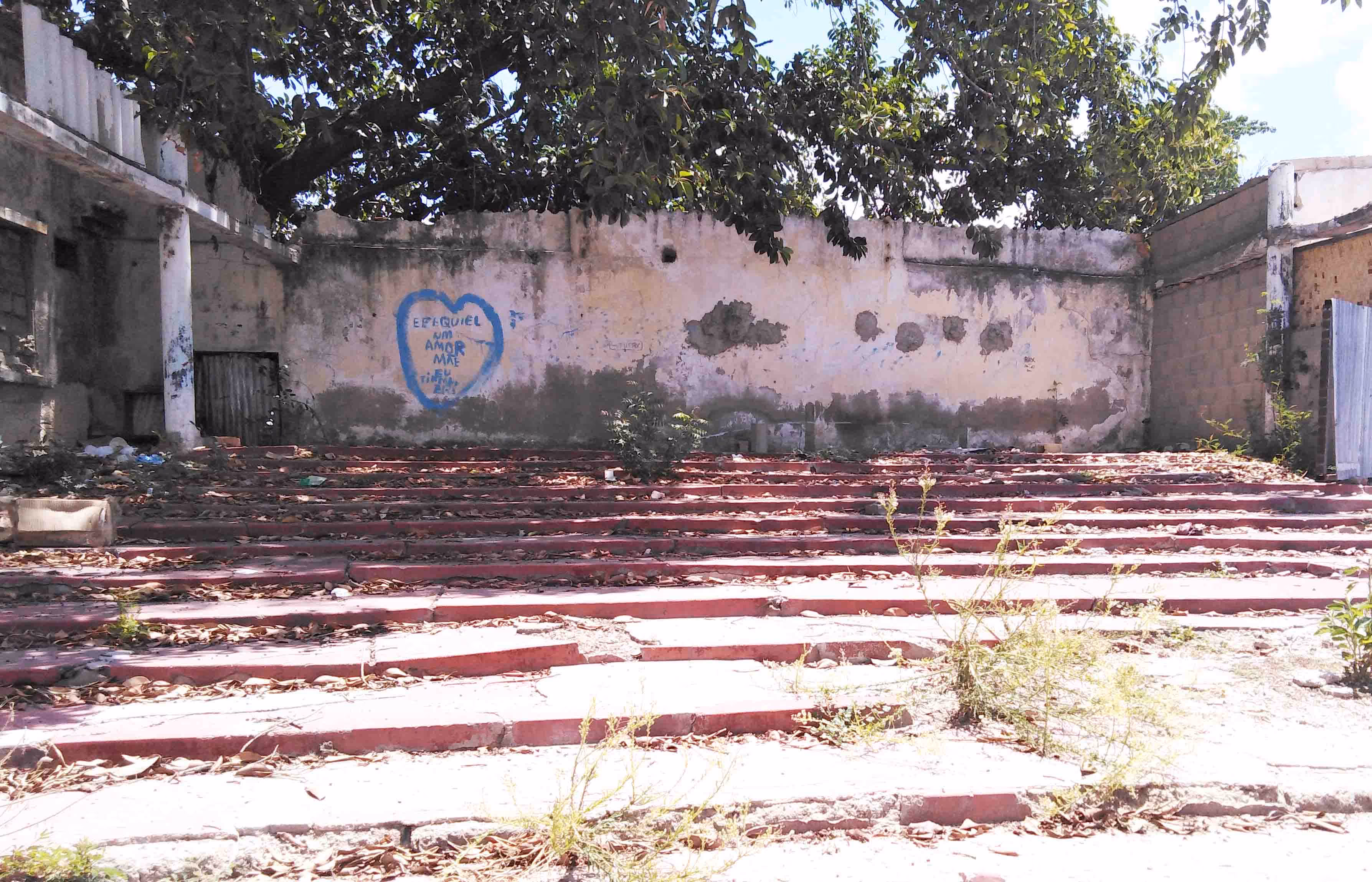 Sala de cinema de Ondjiva degradada por conta do abandono 