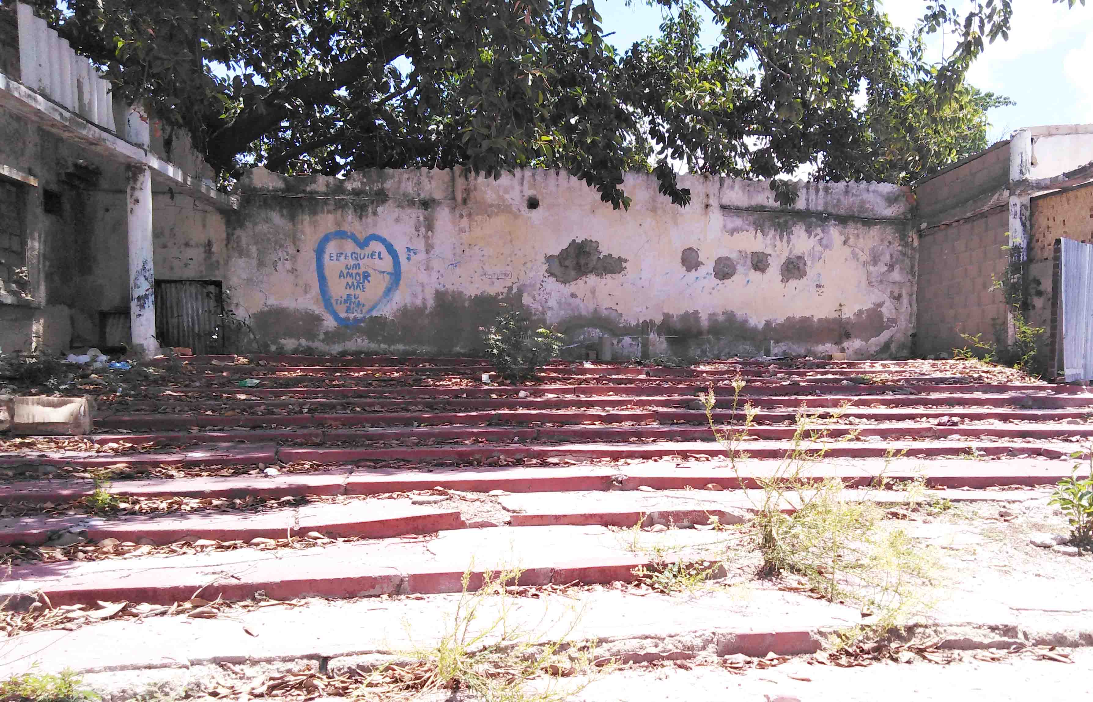 Sala de cinema de Ondjiva degradada por conta do abandono 