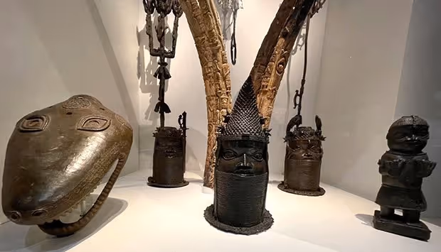 Artefactos de bronze roubados do Benin voltam à Nigéria