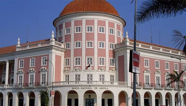 Excluída a obrigatoriedade de os bancos manterem controlo cambial independente