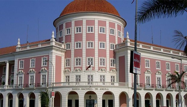 Excluída a obrigatoriedade de os bancos manterem controlo cambial independente