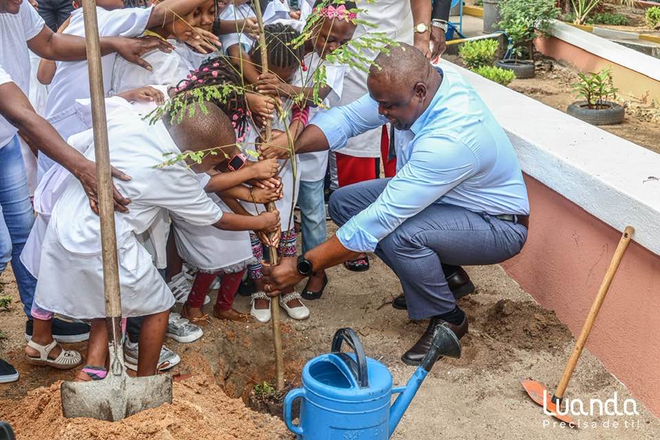 Governo de Luanda junta crianças em acção de plantação de árvores 