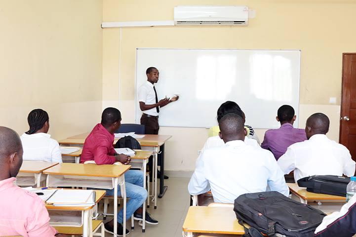 Disponíveis 300 bolsas de estudo externas para o ensino superior