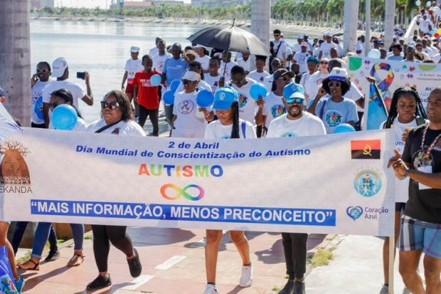 Marcha junta mais de 300 pessoas em prol da Conscientização do Autismo