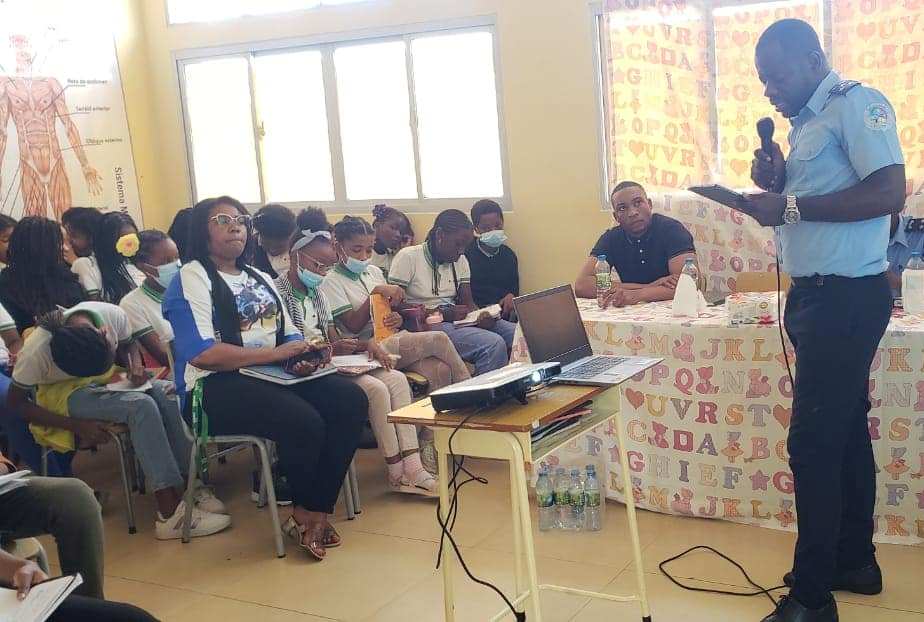 Polícia reúne alunos do Colégio Kambas para abordar questões sobre crimes cibernéticos 