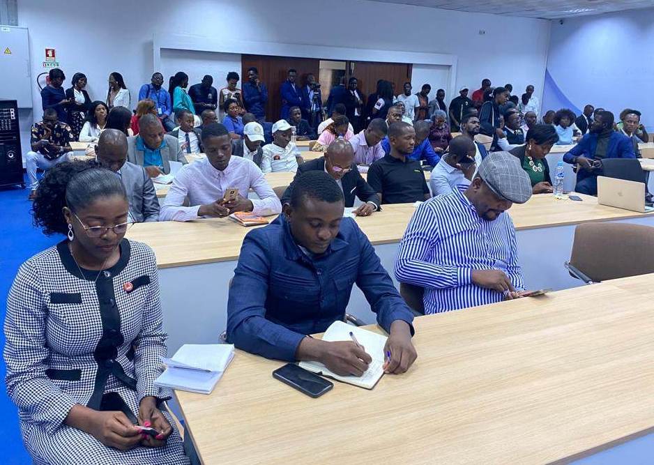 Redução do subsídio à gasolina "não foi antecipada para evitar açambarcamento de combustível" 