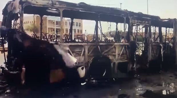 Autocarro pega fogo na Via Expressa