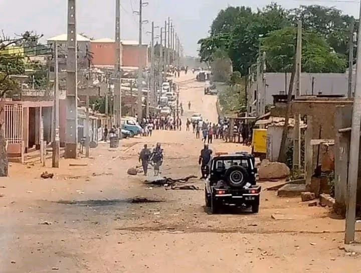 Não se chega ao Bairro Uíge sem antes passar pelos buracos