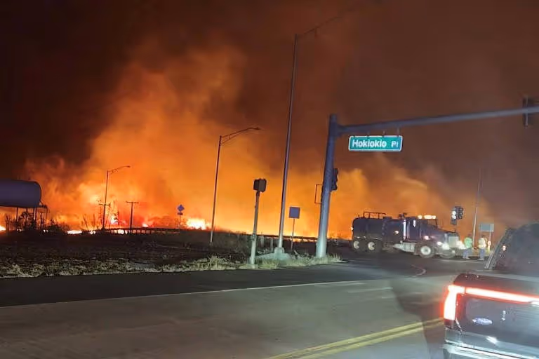 Incêndios florestais no Havai matam 36 pessoas e forçam moradores a fugirem para o mar