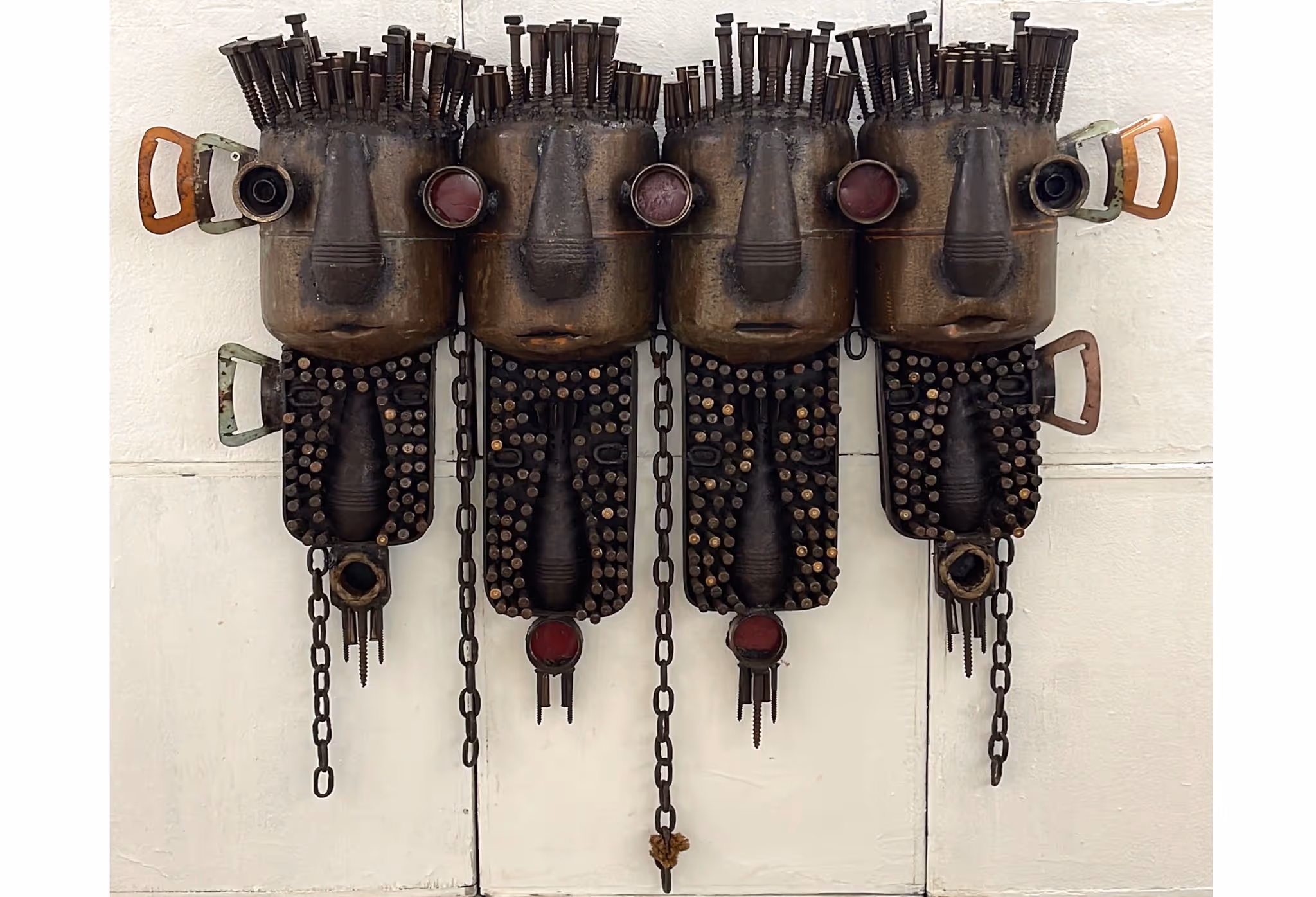 Exposição de Gonçalo Mabunda carrega “Armas Para Arte” 