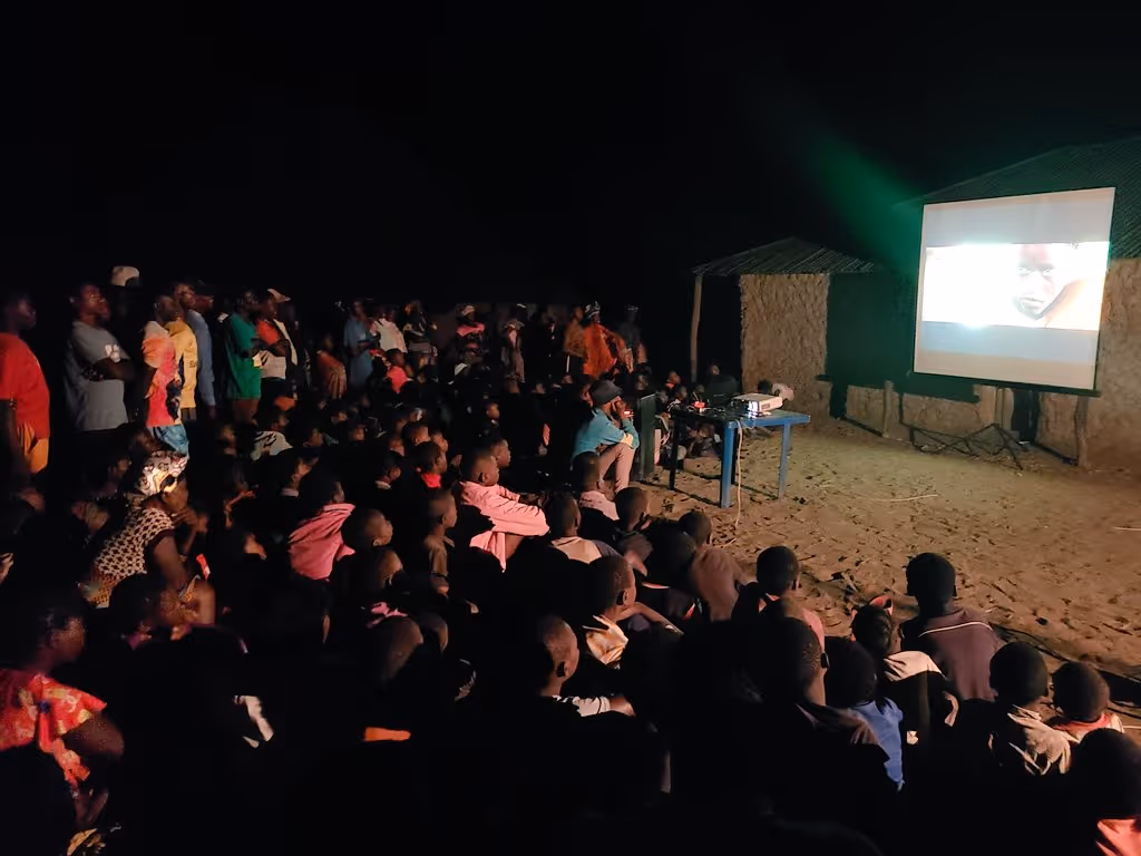 Empresa promove cinema comunitário gratuito