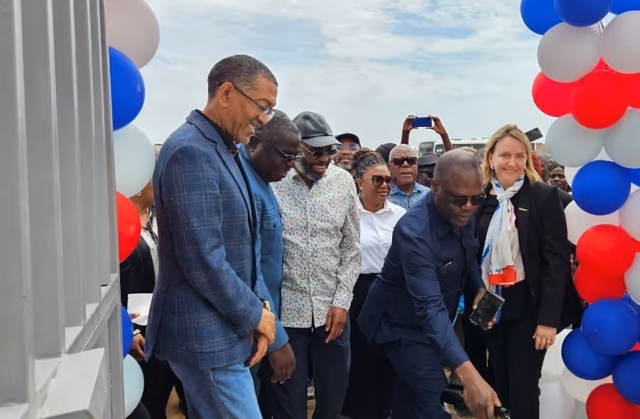 Petrolíferas entregam escola no Namibe