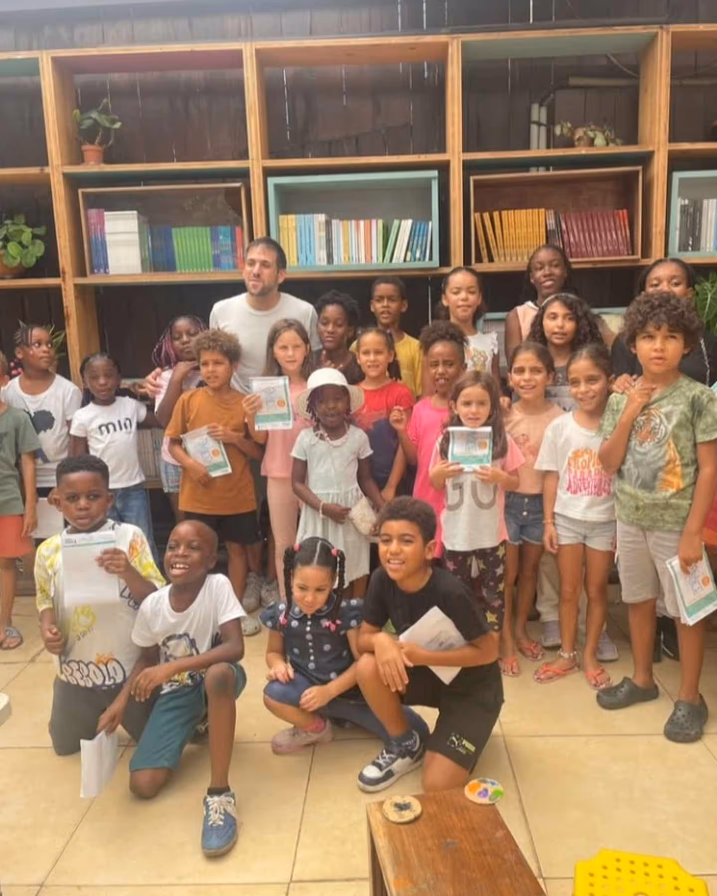 Oficina de Desenho com André Leitão reúne kandengues na Livraria Kiela