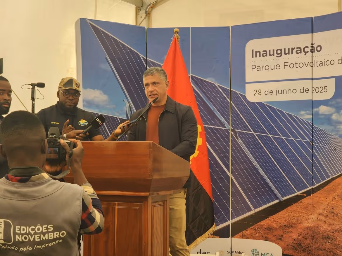 Governo poupa quase um bilião de kwanzas por ano com a inauguração da central solar de Lucapa