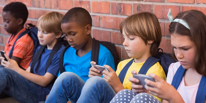Alerta de Saúde: Estudo global liga o uso precoce de smartphones a problemas de saúde mental em crianças