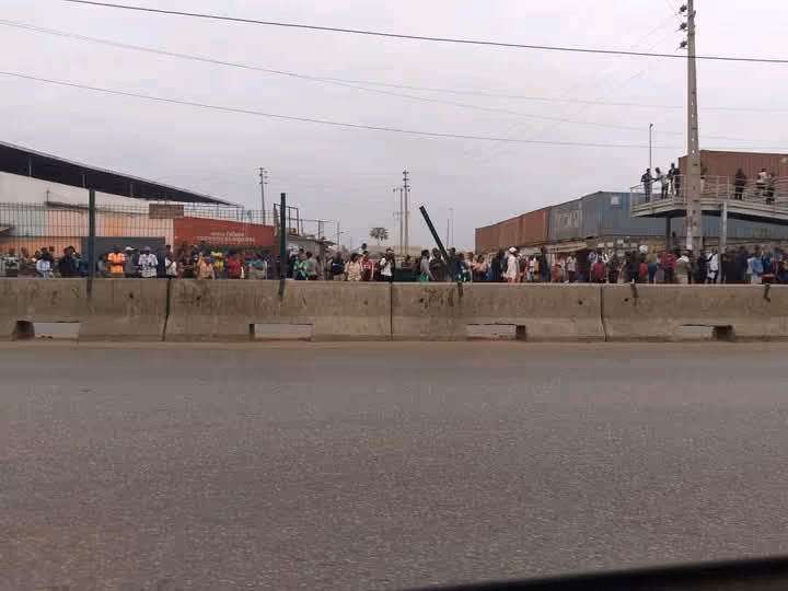 Greve de taxis azuis e brancos causa paralisação em diversos pontos do país