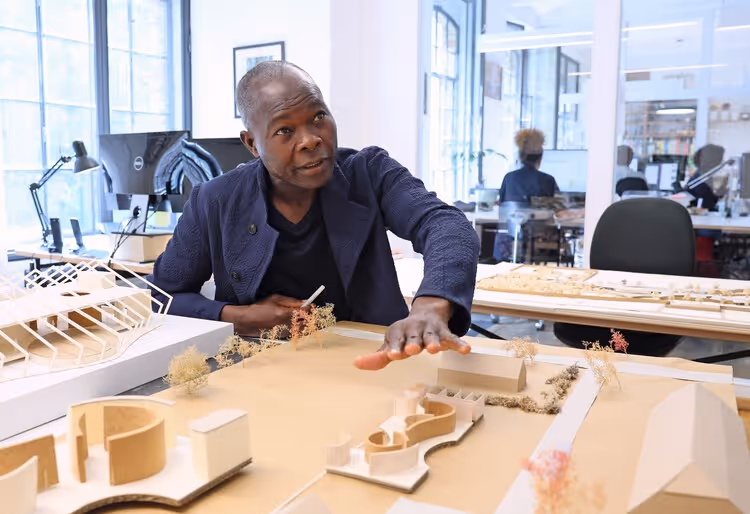 Francis Kéré faz história como o primeiro arquiteto negro a vencer o Prémio Pritzker
