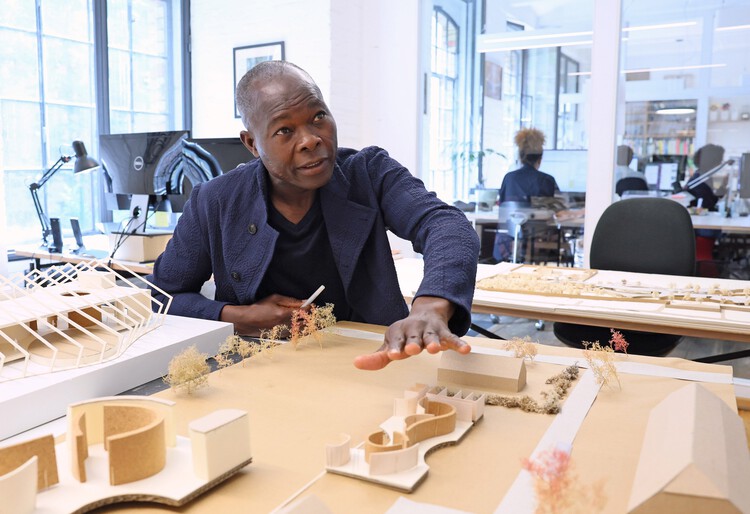 Francis Kéré faz história como o primeiro arquiteto negro a vencer o Prémio Pritzker