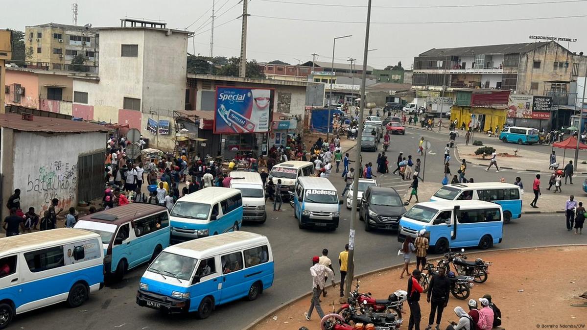 Polícia Nacional defende desactivação de "lotadores" de táxis em Luanda; sindicato propõe reorganização