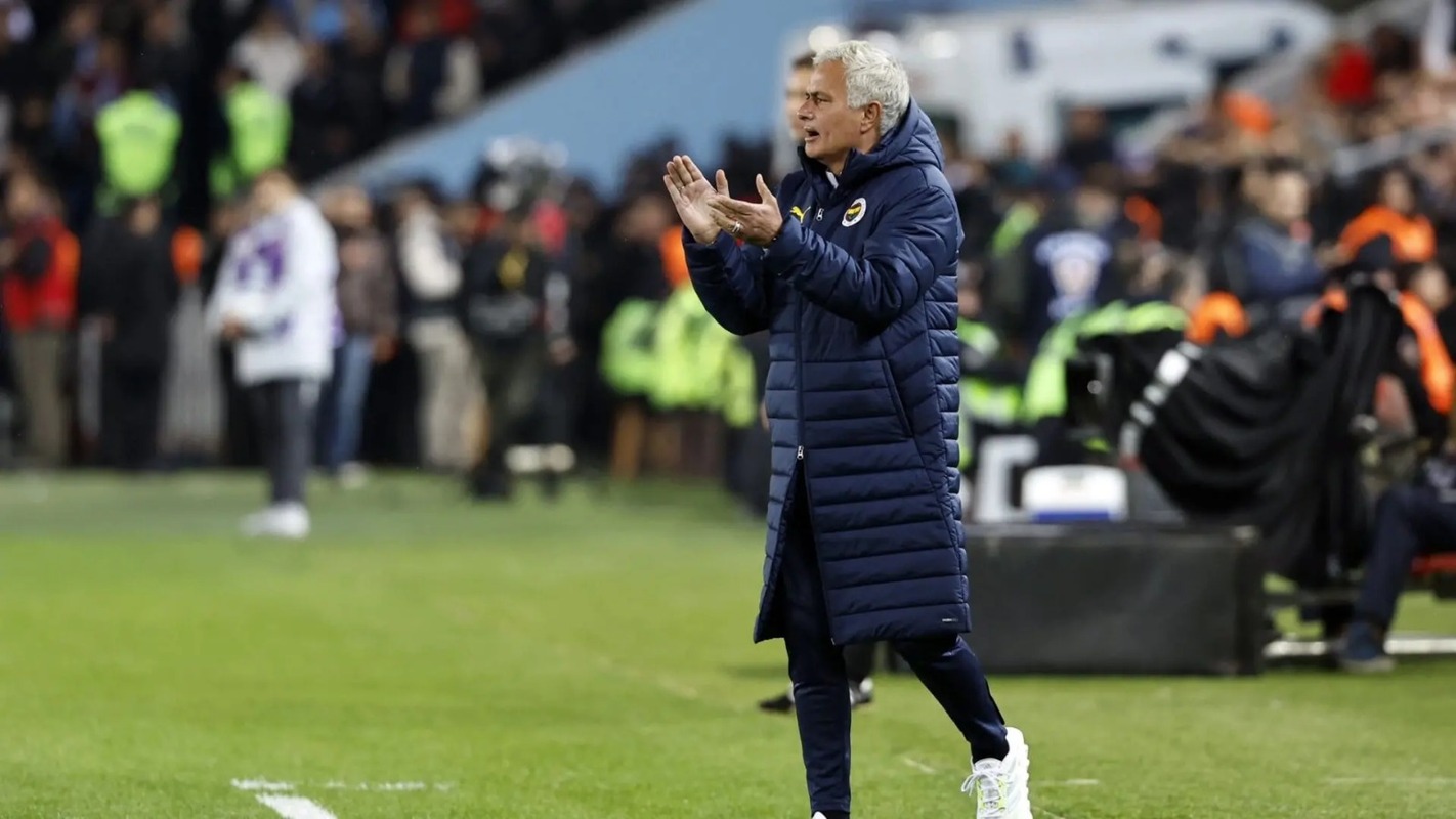 José Mourinho despedido do Fenerbahçe após eliminação da Liga dos Campeões