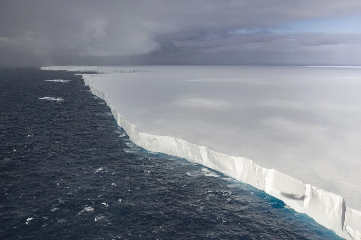 Maior iceberg do mundo começa a fragmentar-se rapidamente, alertam especialistas
