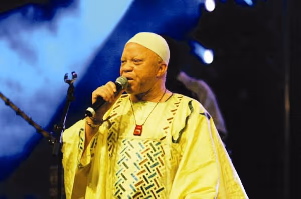 Salif Keita atua em Luanda no âmbito das comemorações dos 50 anos da Independência