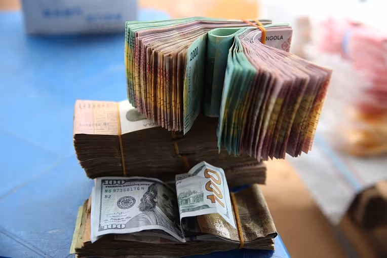 Governo gasta 7 mil milhões Kz por ano com salários da função pública