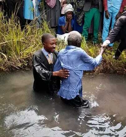 Soba do Bailundo renuncia a feitiçaria e é baptizado na Igreja Adventista