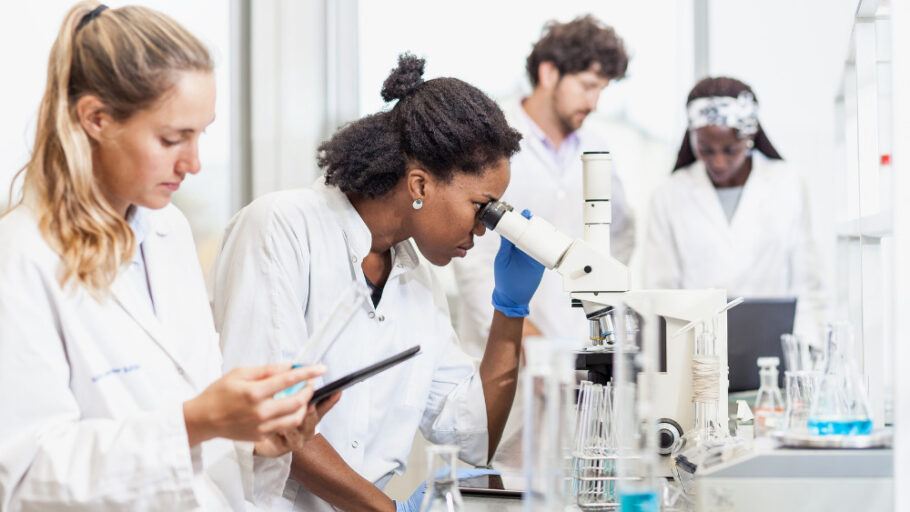 Hoje celebra-se o Dia Mundial do Farmacêutico