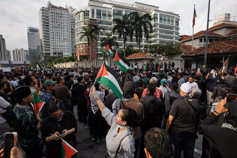 Activistas sul-africanos detidos por Israel relatam maus-tratos ao voltar a casa