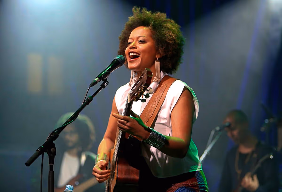 Sara Tavares: A voz que cantou o sol e a saudade