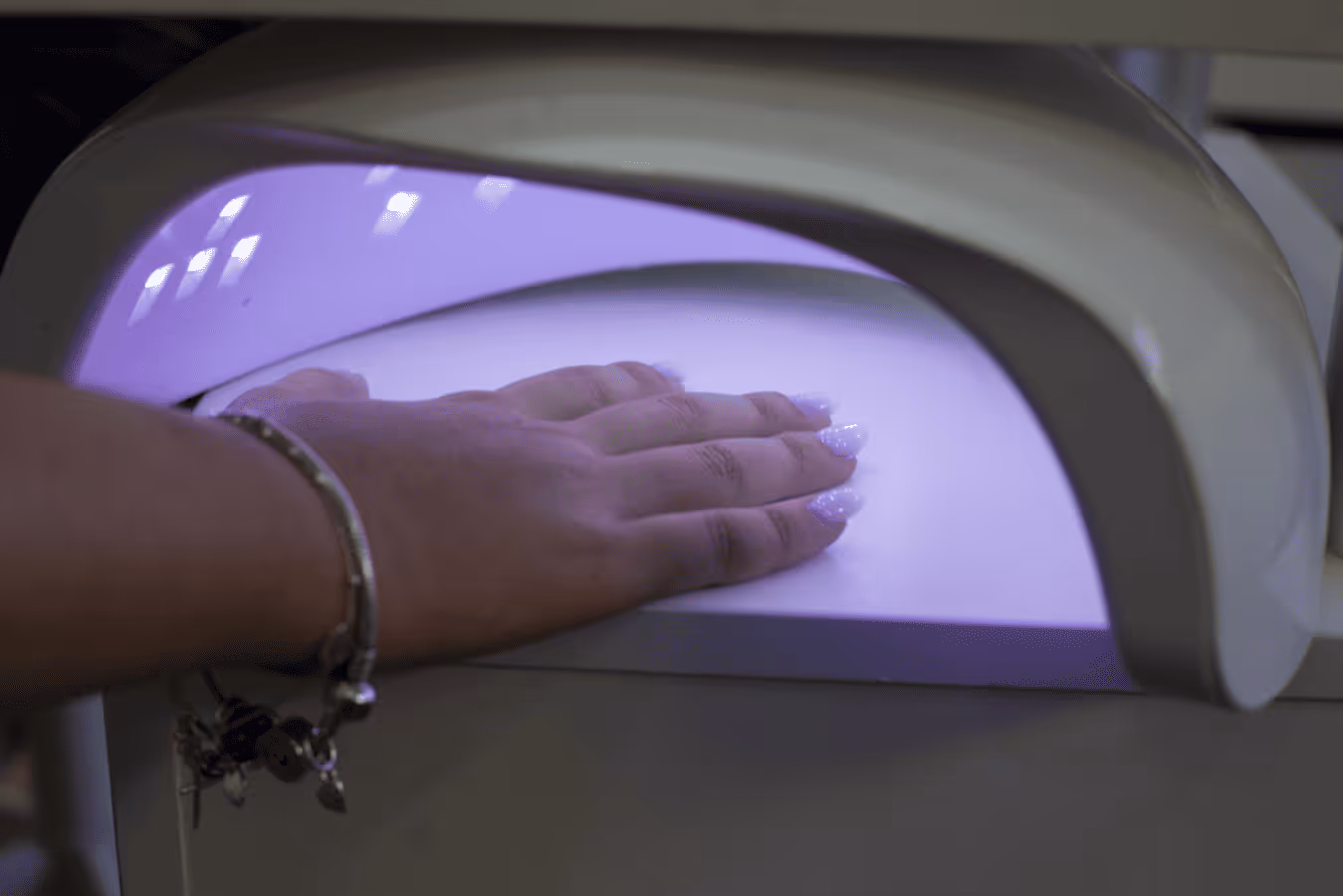 Substância usada nas unhas de gel é proibida na Europa por risco de cancro