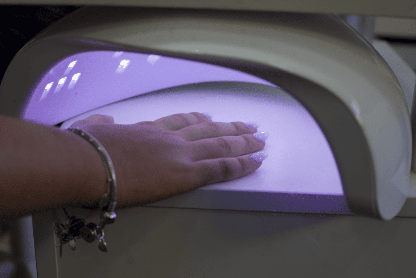 Substância usada nas unhas de gel é proibida na Europa por risco de cancro