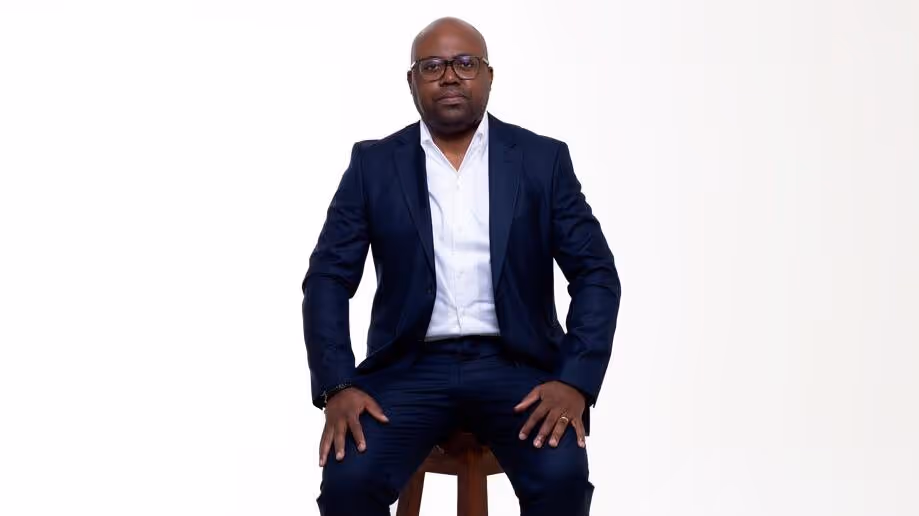 Adebayo Vunge apresenta novo livro “Impressões Digitais” em Luanda