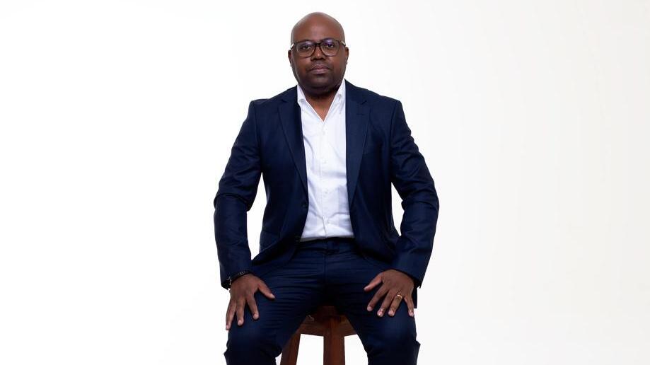 Adebayo Vunge apresenta novo livro “Impressões Digitais” em Luanda