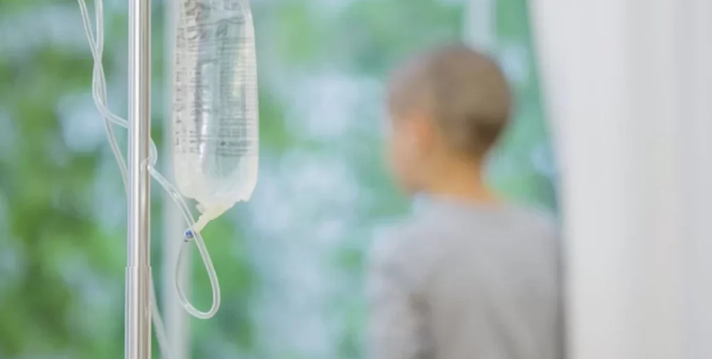 Menino de 13 desafia estatísticas e vence tumor cerebral raro e agressivo