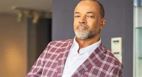 Kayaya Júnior: carreira multifacetada entre moda, rádio, televisão e palco