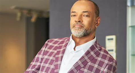 Kayaya Júnior: carreira multifacetada entre moda, rádio, televisão e palco