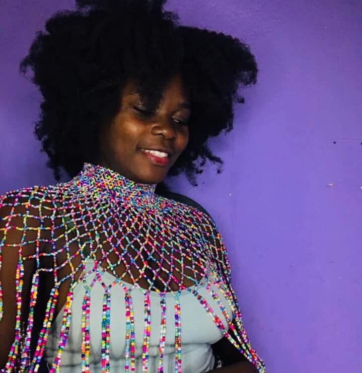 Cândida Benjamim: a artesã que transforma miçangas e pérolas em arte com identidade própria