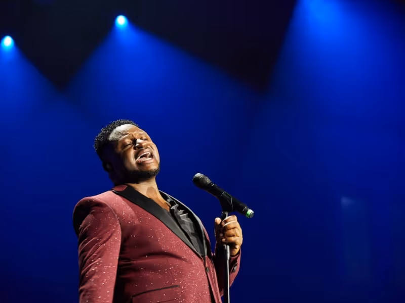 Matias Damásio, a voz que aprendeu a cantar as emoções de Angola
