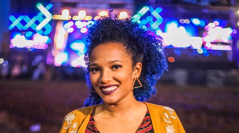 Elisângela Rita lança livro bilingue de poesia como gesto de resistência e sobrevivência emocional.