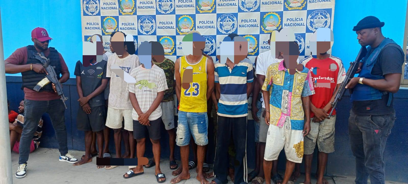 Venda de iPhones falsos no Kikolo termina com 23 detidos