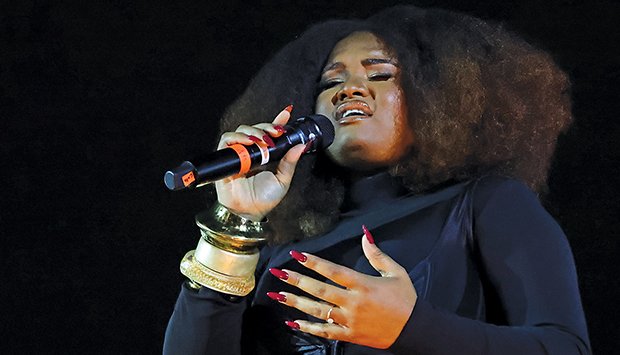 Edmázia Mayembe: a voz que emociona Angola