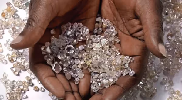 Países africanos unem forças para defender valor dos diamantes naturais face à concorrência dos sintéticos