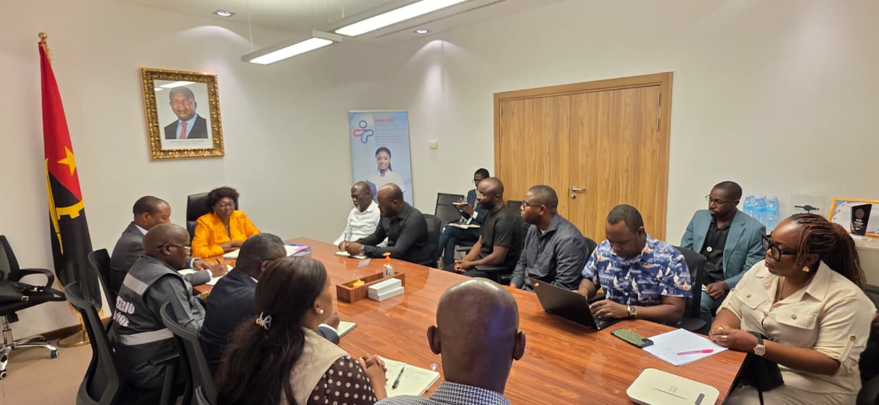 Ministra da Saúde reúne com famílias de profissionais falecidos após acidente trágico