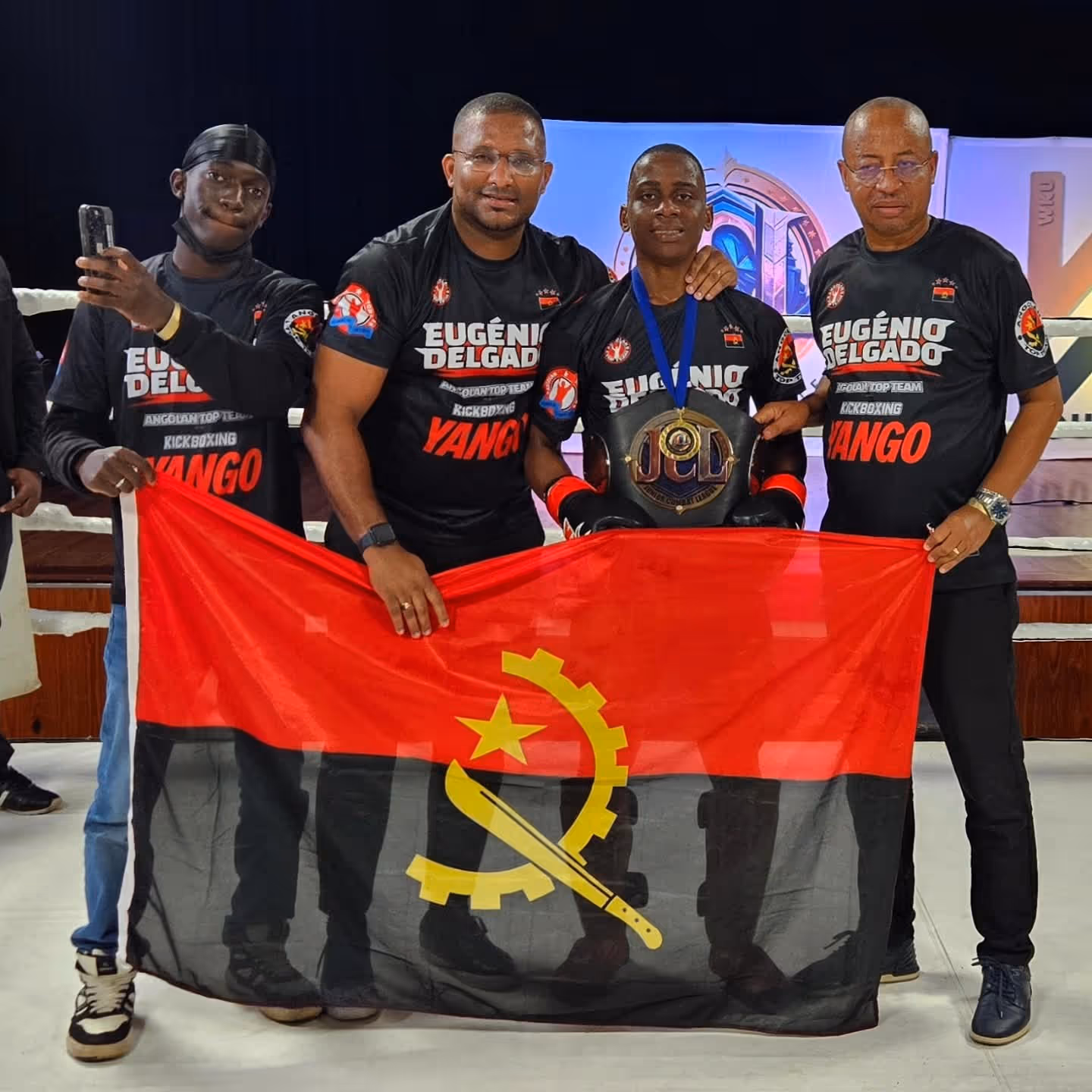 Punhos angolanos brilham na África do Sul: Eugénio Delgado conquista título internacional em Kickboxing