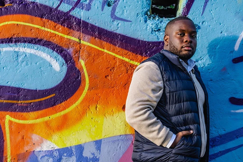 Israel Campos em destaque num ensaio fotográfico que cruza literatura e identidade