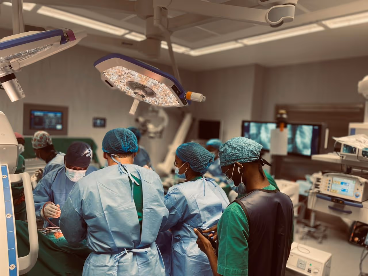 Angola realiza pela primeira vez cirurgia complexa de escoliose e abre nova esperança para jovens