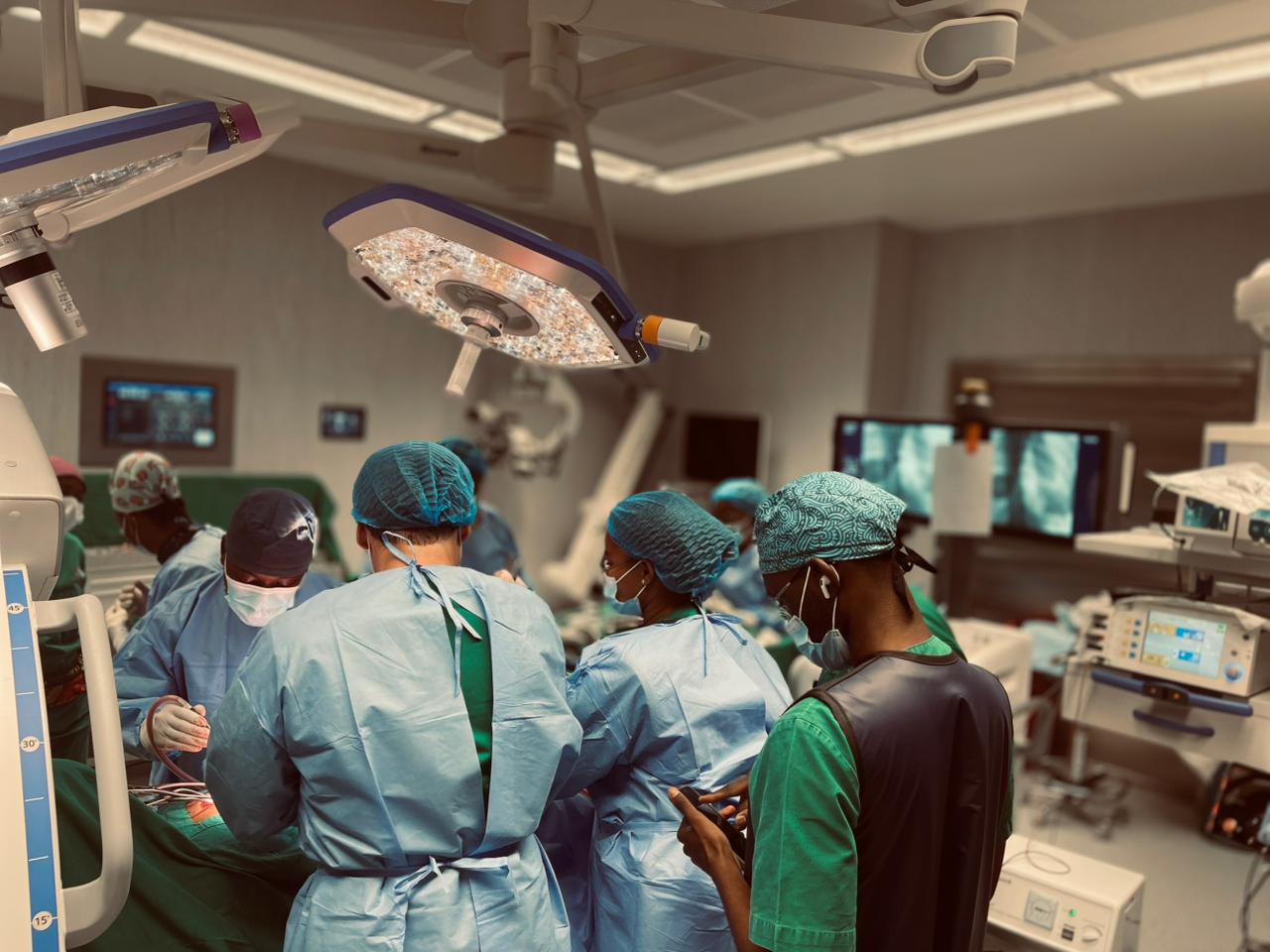 Angola realiza pela primeira vez cirurgia complexa de escoliose e abre nova esperança para jovens