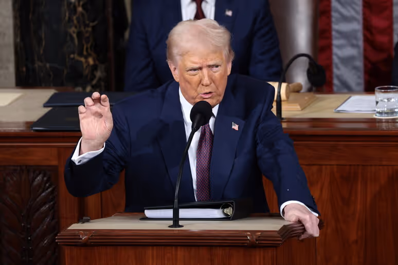 Donald Trump participa em leitura pública da Bíblia e reacende debate sobre religião na política dos EUA